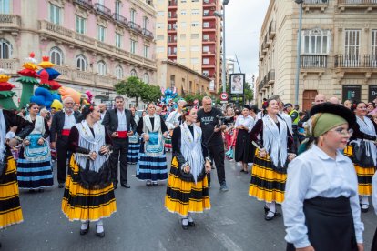 La tradicional Batalla de Flores en el centro de Almería