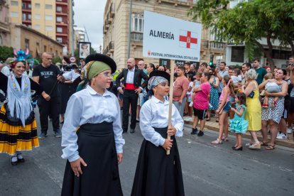 La tradicional Batalla de Flores en el centro de Almería