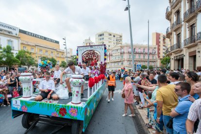La tradicional Batalla de Flores en el centro de Almería