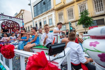 La tradicional Batalla de Flores en el centro de Almería