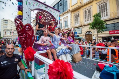 La tradicional Batalla de Flores en el centro de Almería