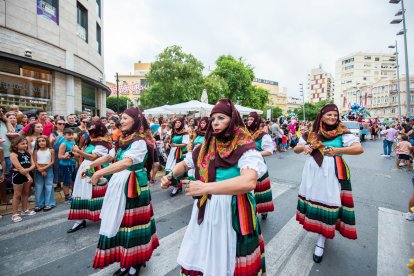 La tradicional Batalla de Flores en el centro de Almería