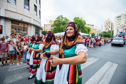 La tradicional Batalla de Flores en el centro de Almería