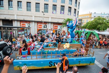 La tradicional Batalla de Flores en el centro de Almería