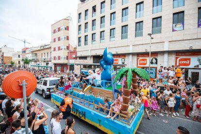 La tradicional Batalla de Flores en el centro de Almería