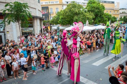 La tradicional Batalla de Flores en el centro de Almería