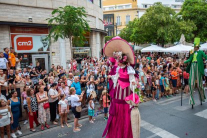 La tradicional Batalla de Flores en el centro de Almería