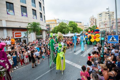 La tradicional Batalla de Flores en el centro de Almería