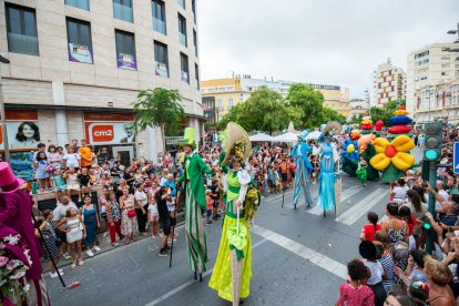 La tradicional Batalla de Flores en el centro de Almería