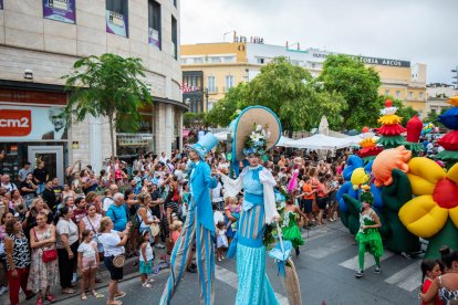 La tradicional Batalla de Flores en el centro de Almería