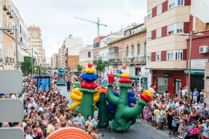 La tradicional Batalla de Flores en el centro de Almería