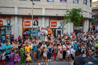 La tradicional Batalla de Flores en el centro de Almería