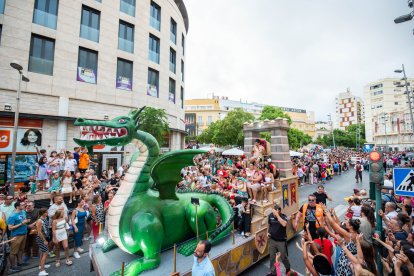 La tradicional Batalla de Flores en el centro de Almería