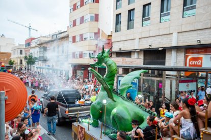 La tradicional Batalla de Flores en el centro de Almería