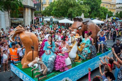 La tradicional Batalla de Flores en el centro de Almería