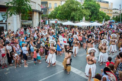 La tradicional Batalla de Flores en el centro de Almería