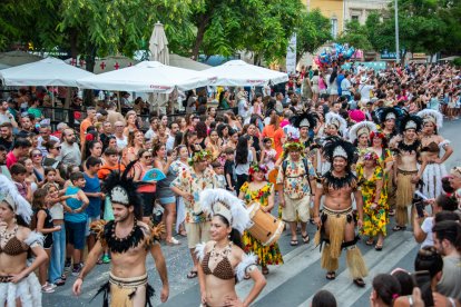 La tradicional Batalla de Flores en el centro de Almería