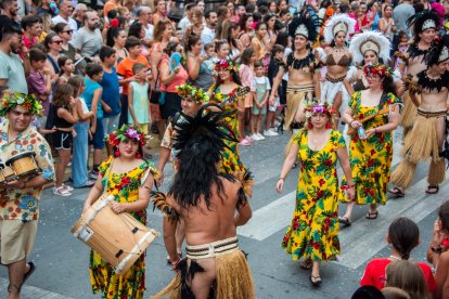 La tradicional Batalla de Flores en el centro de Almería