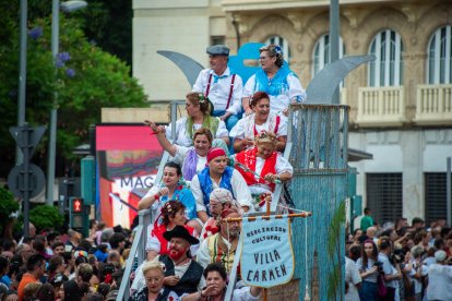 La tradicional Batalla de Flores en el centro de Almería