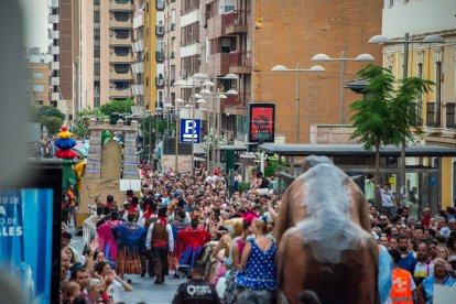 La tradicional Batalla de Flores en el centro de Almería