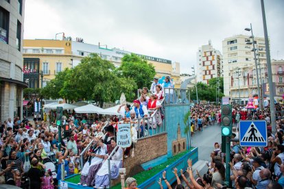 La tradicional Batalla de Flores en el centro de Almería