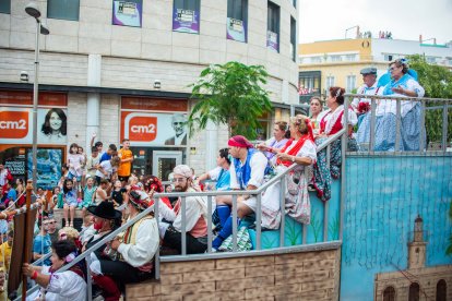 La tradicional Batalla de Flores en el centro de Almería