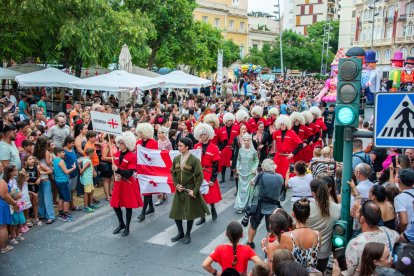 La tradicional Batalla de Flores en el centro de Almería