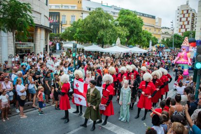 La tradicional Batalla de Flores en el centro de Almería