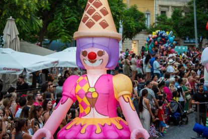 La tradicional Batalla de Flores en el centro de Almería