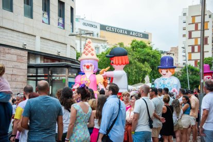 La tradicional Batalla de Flores en el centro de Almería