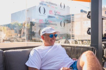 Román Pérez, de Murcia, disfrutando en una de las mejores vistas panorámicas de Almería.