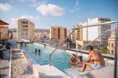 Ambiente en la piscina del Ático HO para disfrutar del sol y el buen tiempo de Almería.