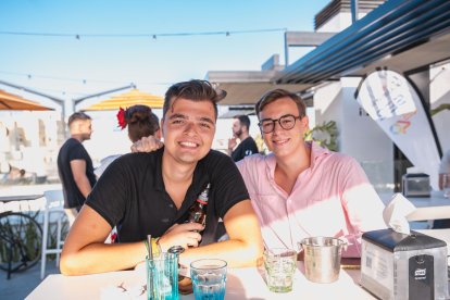 Alejandro y Pablo aprovechando su tiempo libre en Ático HO con las mejores vistas a La Alcazaba de Almería.