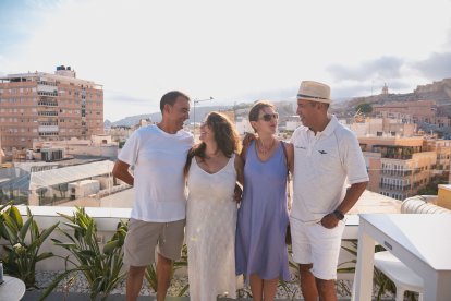 Las parejas José y María dolores, y Enrique y Maica han venido desde Elche para disfrutar de la Feria de Almería.