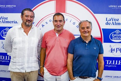  José Luis Martínez, Iván Robles y Carlos Marcote, posa en el photocall de La Pita, caseta que cuenta con el patrocinio de La Voz de Almería, Estrella Galicia, López Urrutia y Taller Agencia.