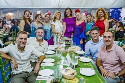 Madres y Padres del colegio de La Salle disfrutando de una agradable velada este lunes noche en La Pita.