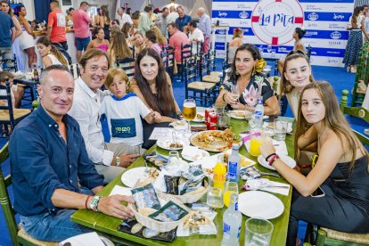  Juan Pelegrín, director general de Sekai Nature, acompañado por Luis Sánchez, Lucas Sánchez, Aitana Moreno, Curra Fernández, María del Mar Ruiz y Aitana Sánchez.