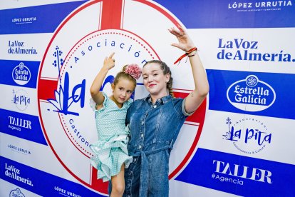 Andrea y Marta, de la familia Siles, posan así de radiantes en el photocall de La Pita.