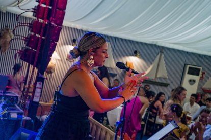 Actuación de Gema Mariscal en la caseta de la Asociación Gastronómica y Cultural La Pita.