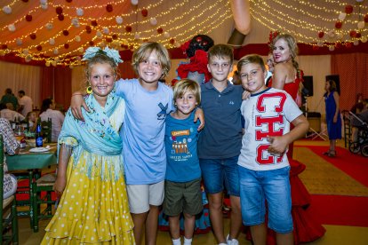 Los pequeños Isabela, Javi, Pepe, Julio y Chico lo pasaron en grande en El Trinquete.