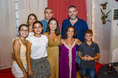 Ana Fariñas, Laura Cantón, Alejandra, Yolanda, Alejandra, Pedro y Julio acompañando a Juan José Alonso, delegado de Cultura de la Junta de Andalucía.