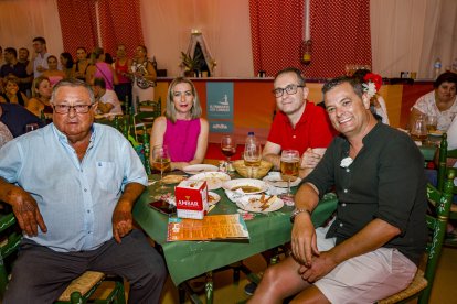 La familia Adriano Cano, de Murcia, disfrutando de una agradable velada en El Trinquete este lunes noche.