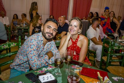 Jesús Alonso y Belén Lozano, derrochando simpatía y mostrando su mejor sonrisa ante la cámara de La Voz de Almería en El Trinquete.