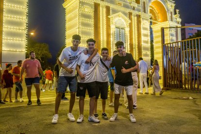 Gabriel, Francisco, Joaquín y Jorge en la portada del Recinto Ferial.