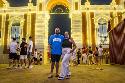 Cristina e Israel, disfrutando de la noche del lunes en el Recinto Ferial.