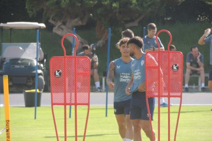Nico Melamed y Arnau Puigmal en el campo Anexo.