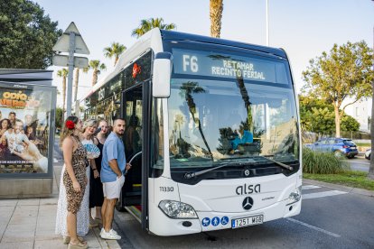 Un grupo de personas utilizando el servicio especial F6 para acudir al Recinto Ferial desde Retamar.