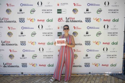 Irene Aguilar, almeriense que vive muy cerca de Puerta Purchena, recibió el premio de Almericolor por su vestimenta tan alegre.