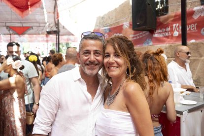 Silvia y Roberto, pareja francesa, recorrieron Almería por tercera vez y bailaban al son de la música mientras reían.