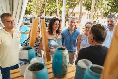 El equipo de gobierno en conversación con los alfareros que exponen en la Rambla.